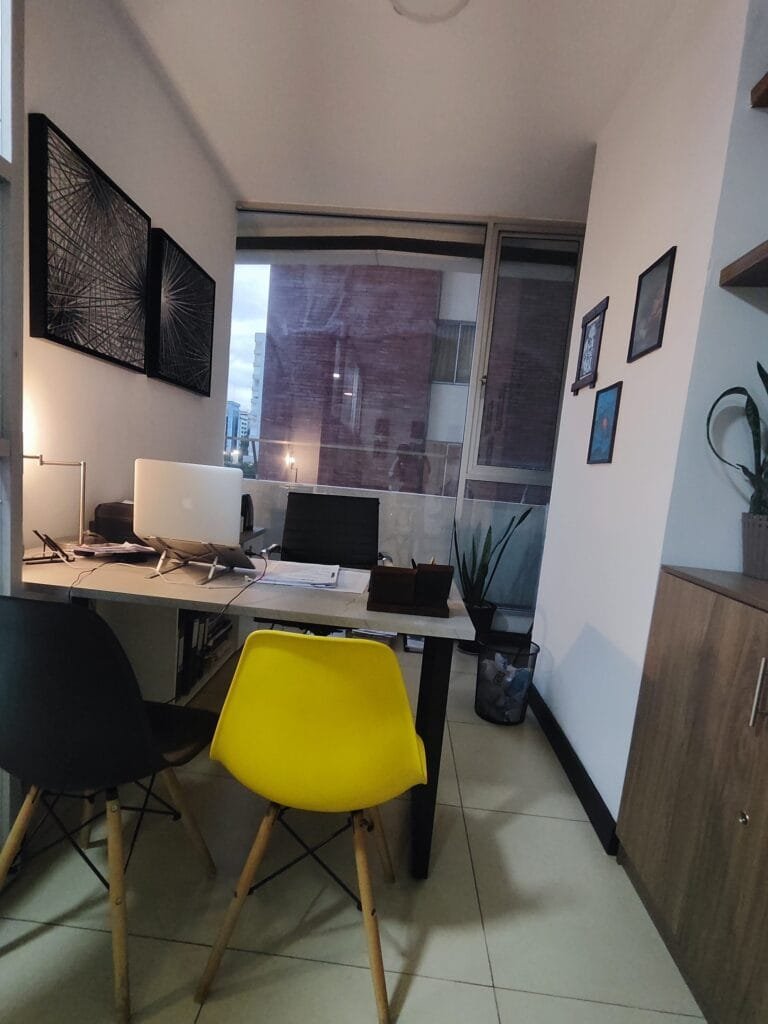 Oficina de Varela Legal Services en el Edificio Metropolitan de Quito.