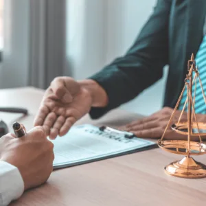 “Procuración Judicial para personas naturales en Ecuador, documento notariado con plena validez legal, servicio integral de Varela Legal Services con atención presencial y online.”